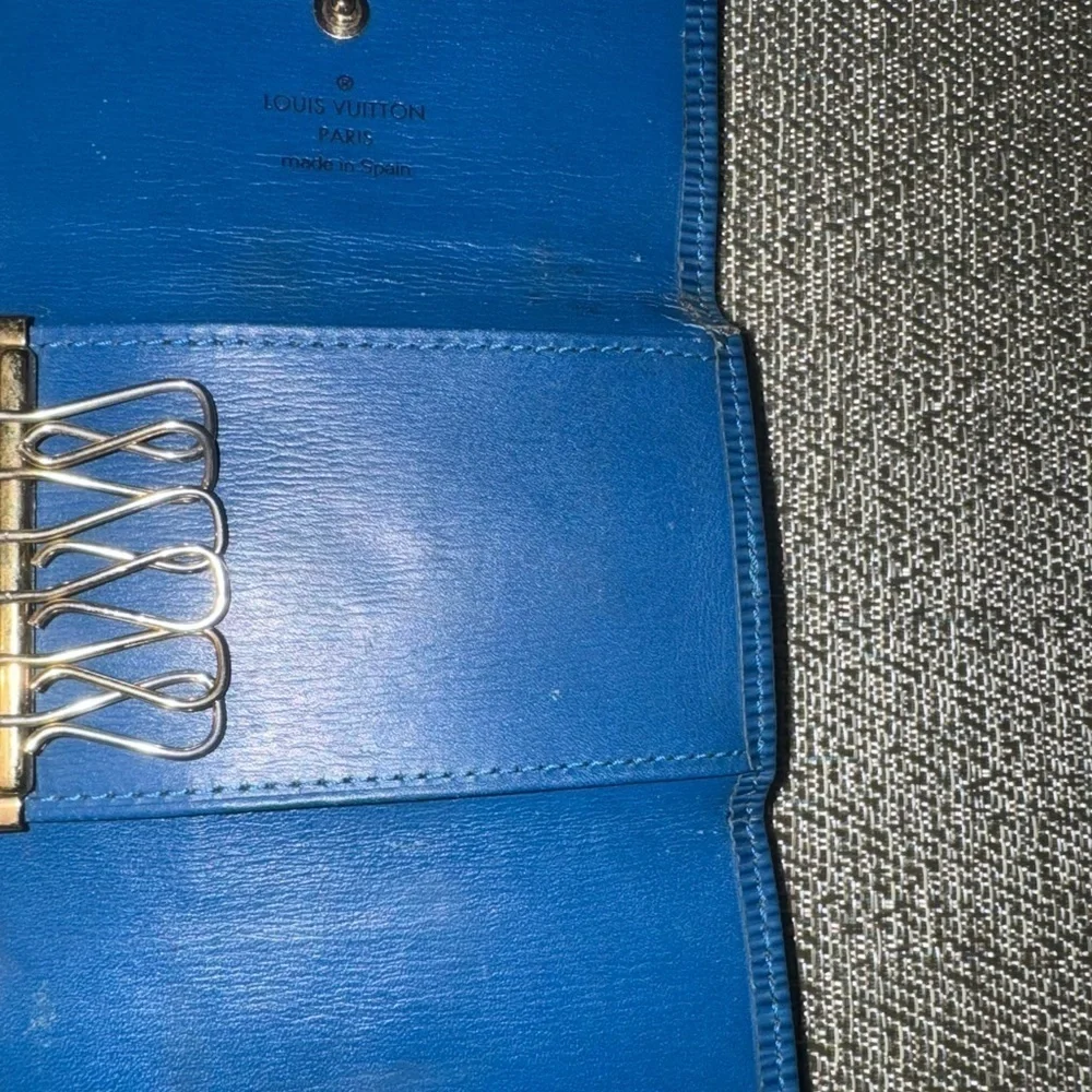 GUC Blue Epi Leather Louis Vuitton 6 ring Key Holder - Picture 4 of 9